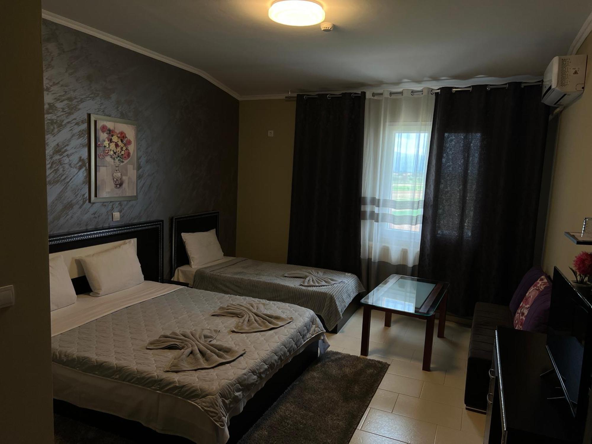 Hotel Yal Restaurant Tetovo Bagian luar foto